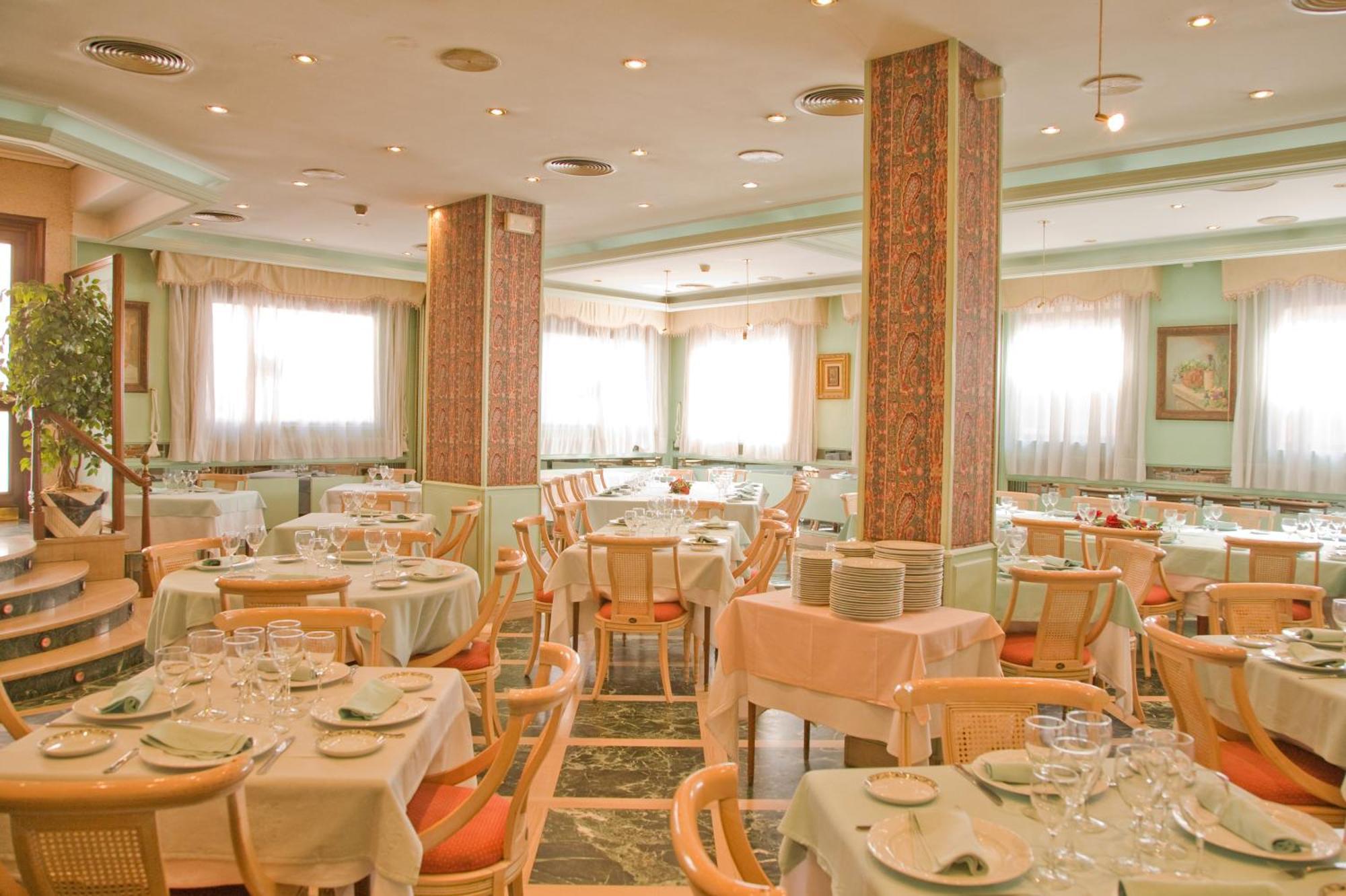 Hotel Tibur Zaragoza Restaurant bilde